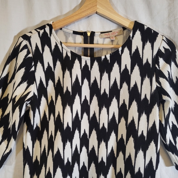Casual Couture Black & White Arrow Patterned Zip Back Shirt | Size Small - Picture 8 of 9